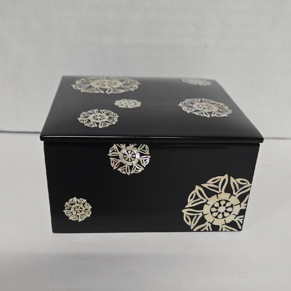 MMA Chinese Woodblock-Pattern Box Lacquer w/Mother of Pearl Inlay 4x4x2.25"